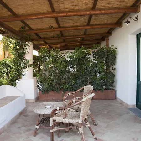 Ξενοδοχείο Ravesi 3*